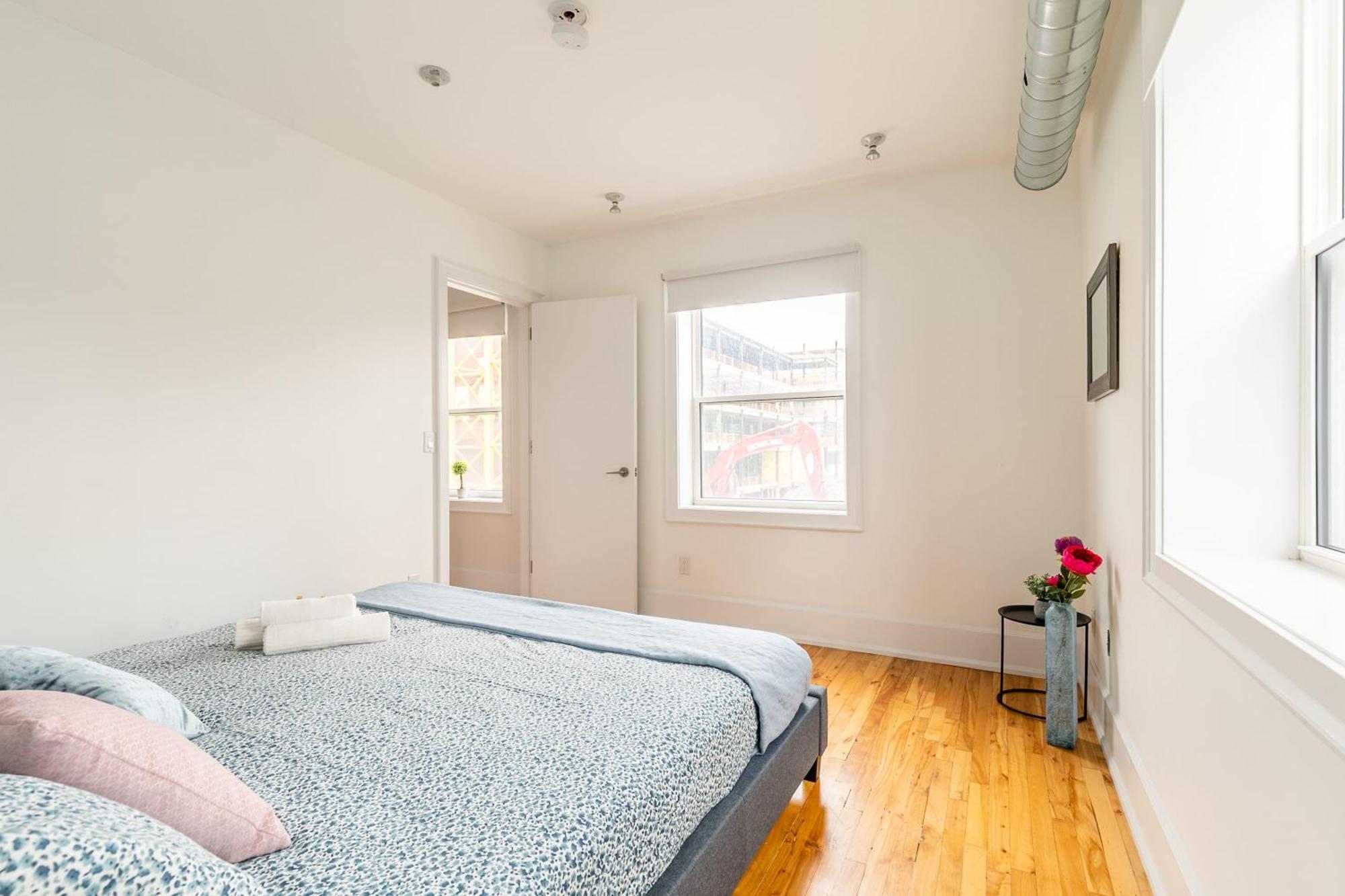 Modern 2 Bedroom Condo - Heart Of Leslieville Toronto Exterior foto